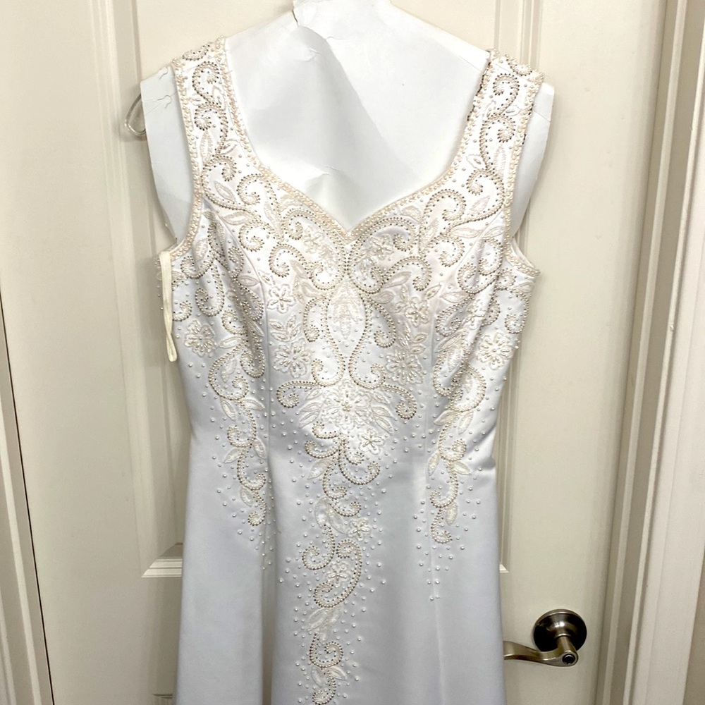 Wedding dress not labeled size 4ish good condition
